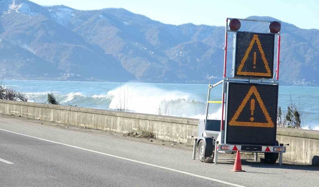 Karadeniz Sahil Yolu'nda dalga ve fırtına alarmı