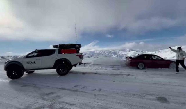 Karda mahsur kalan sürücünün yardımına yetişti