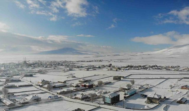 Kars beyaz örtüsünü çekti, buzlanan yolda tır kaldı