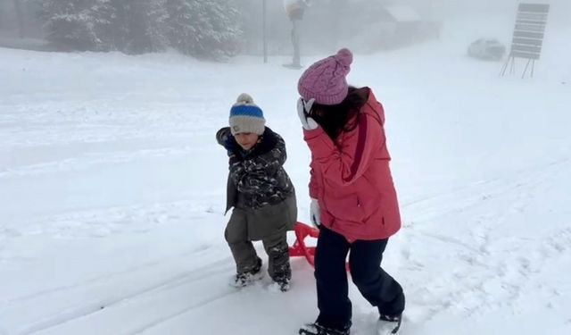 Kars’ta kar coşkusu: Çocuklar kardan adam yaptı, kızak kaydı