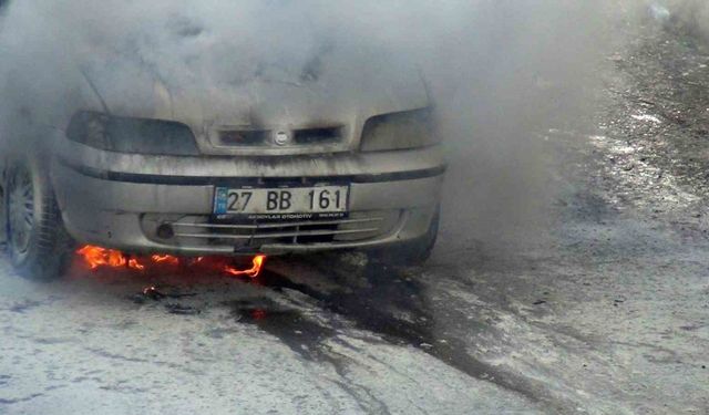 Kars’ta park halindeki otomobil alevlere teslim oldu