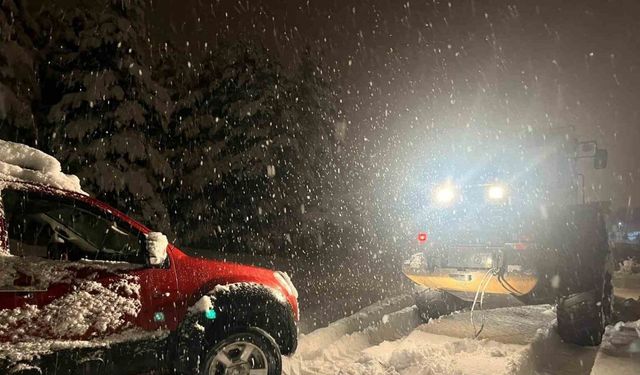 Kars’ta yolda mahsur kalan aracın yardımına özel idare ekipleri yetişti