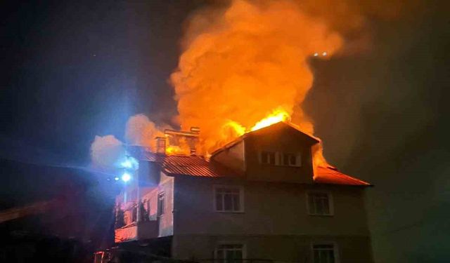 Kastamonu’da yangında bir evin çatısı kullanılamaz hale geldi