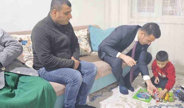 Kaymakam Özdemir miniklere oyuncak dağıttı