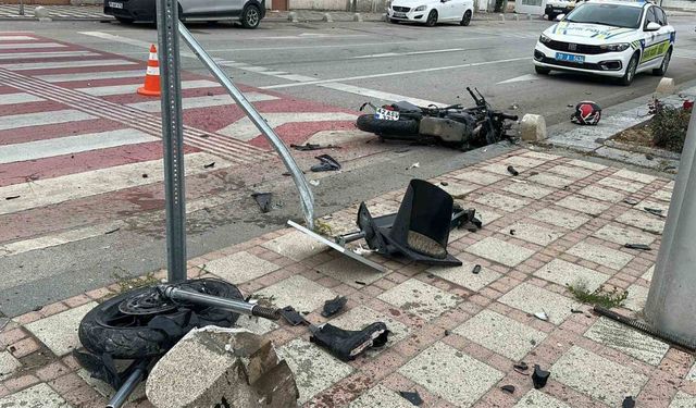 Kazada parçalanan motosikletin sürücüsü ağır yaralandı