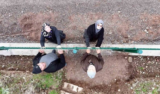 Kemal Sunal’ın propaganda filmi gerçek oldu: Tel örgüyle ikiye bölünen mahallede vatandaşlar ihtiyaçlarını gidermek için 5 kilometre yürüyor