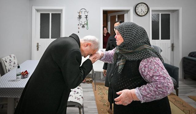 Kırklareli Valisi Turan, şehit annesinin elini öptü