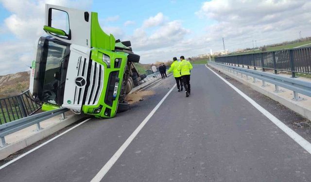 Kırklareli’de yem yüklü tır köprüde devrildi