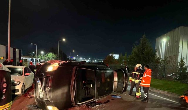 Kontrolden çıkan otomobil park halindeki araçlara çarpıp yan yattı