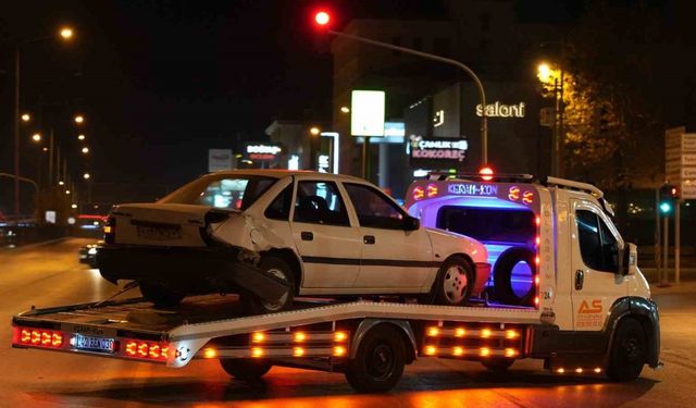 Kontrolden çıkan otomobil zincirleme kazaya neden oldu