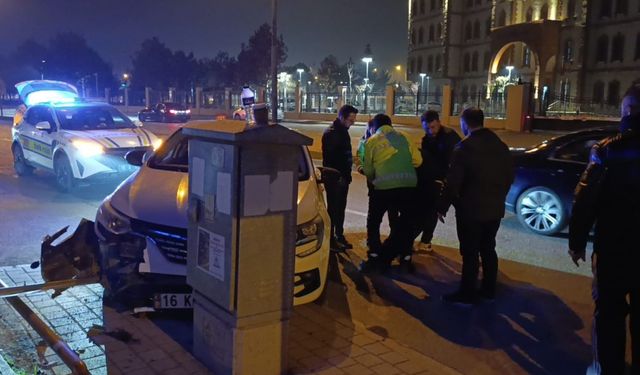 Kontrolü kaybedip trafik levhalarına çarptı: 1 yaralı