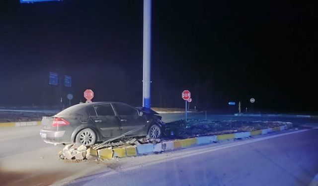 Konya’da otomobil refüje çıktı: 3 yaralı