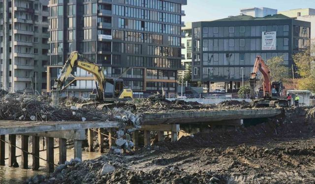 Korozyona uğrayan köprü yıkılıyor