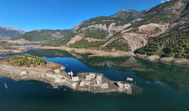 Kuraklık Kıbrıs’a içme suyu sağlayan barajı da vurdu: Su altındaki köy ortaya çıktı