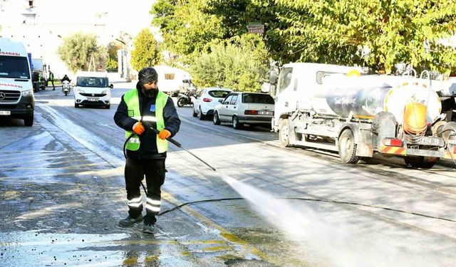 Kuşadası Belediyesi’nden detaylı temizlik çalışması