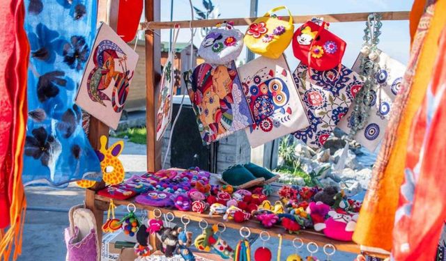 Kuşadası’nda kurulan yılbaşı pazarı rengarenk görünümüyle ilgi odağı oldu