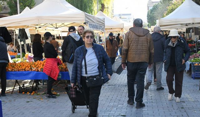 Kuşadası’nda Yerel Üretici Sergisi’nın tezgahları kışa özgü sebze ve meyvelerle doldu