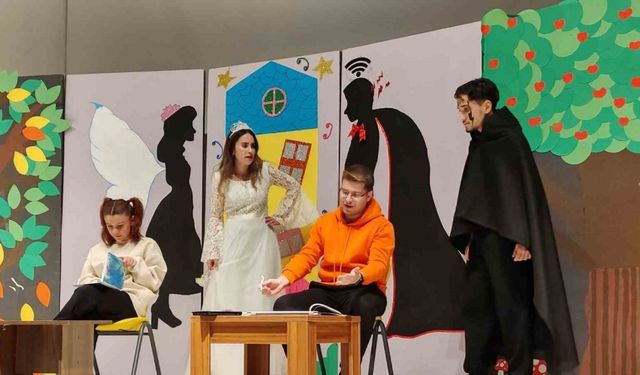 Kütahya’da ’Çekmez Köy’ tiyatro oyunu minik öğrencilerle buluştu