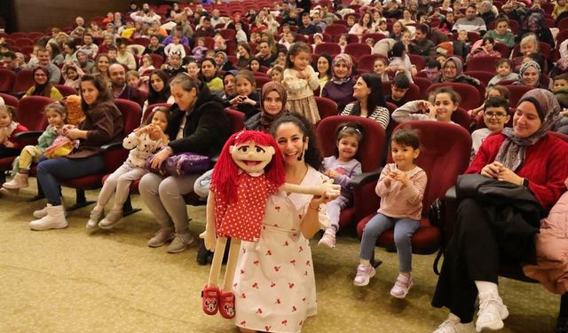 Kütahya’da ’Ecem ile Çilek Vantrolog Gösterisi’ne çocuklardan ilgi