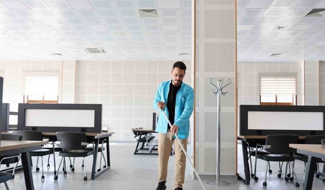 Kütüphanede memur, amfide tıp öğrencisi