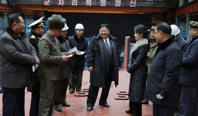 Kuzey Kore lideri Kim, inşası süren dev nükleer denizaltını denetledi