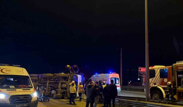 Kuzey Marmara Otoyolu girişinde beton mikseri devrildi: 2 yaralı