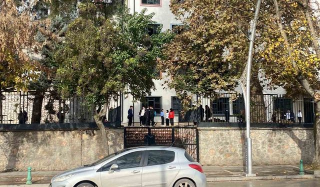 Lisede 3. kattan düşen öğrenci ağır yaralı