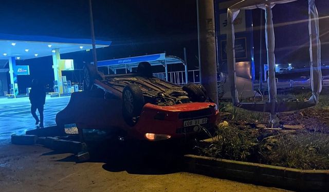 Lüleburgaz’da takla atan otomobildeki 2 kişi yaralı olarak kurtuldu