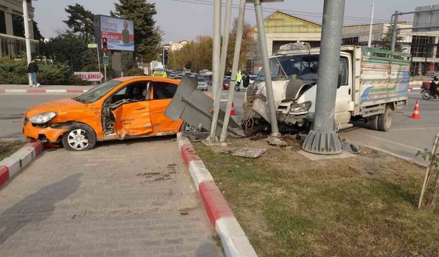 Malatya’da kamyonet ile ticari taksi çarpıştı: 2 yaralı