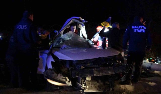 Malatya’da trambüs direğine çarpan araç kağıt gibi dağıldı: 1’i ağır 2 yaralı