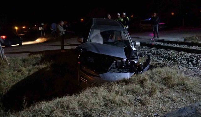 Malatya’da yük treni hemzemin geçitte otomobile çarptı: 5 yaralı