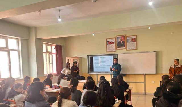 Malazgirt’te 8. sınıf öğrencilerine skolyoz taraması yapıldı