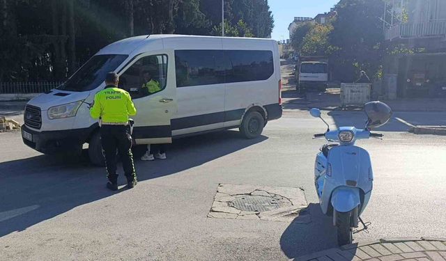 Manavgat’ta minibüsle çarpışan motosikletli yaralandı