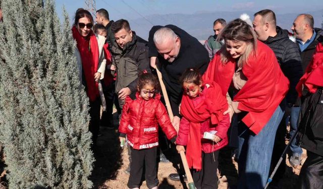 Menemen Belediyesi, ’yeni doğan bebekler’ için binlerce fidan dikti