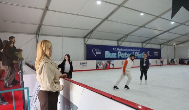 Merkezefendi’de buz pateni pisti açıldı