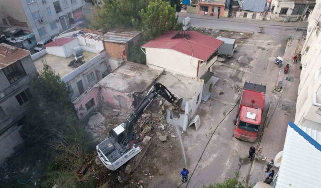 Mersin’de ağır hasarlı bina kontrollü şekilde yıkıldı