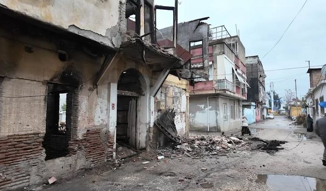 Metruk binanın bir bölümü gürültüyle yıkıldı: Mahalleli deprem sandı