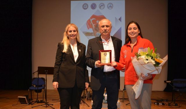 Milli yüzücü Bengisu, Ege Üniversitesinde başarı hikayesini anlattı