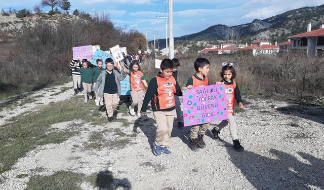 Mudurnu’da öğrenciler erozyon farkındalığı için yürüdü