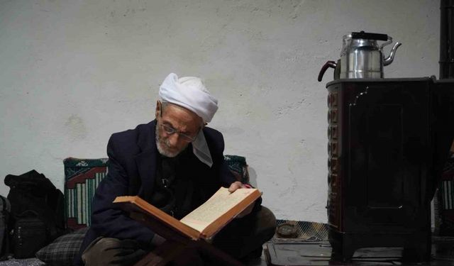 Muş’ta 86 yaşındaki Rüstem dede 50 yıldır sadece çay ve gofretle yaşamını sürdürüyor