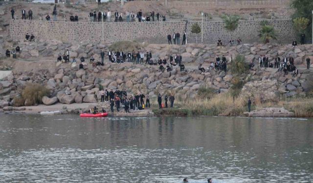Nehre düşen terliğini almak isterken suya düşen çocuk kayboldu