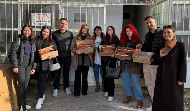 Öğrenciler babalarına ayakkabı yaptı