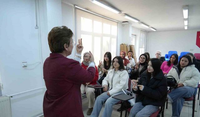Öğrenciler işitme engelli bireylerle iletişim kurabilmek için işaret dili öğreniyor