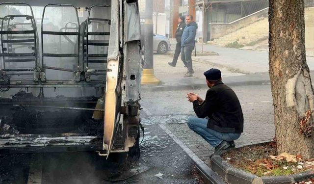 Okul servisi küle döndü, sürücüsü çaresizce izledi