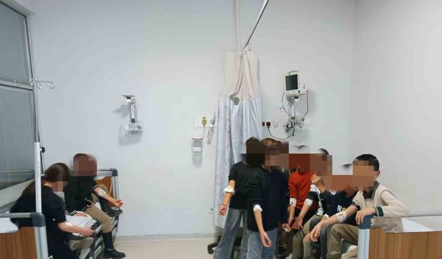 Okulda rahatsızlanan 23 öğrenci hastaneye kaldırıldı