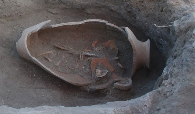 Oluz Höyük'te Fenikelilerin izine rastlandı: İnsan başlı cam boncuklar ve küpten bebek mezarları bulundu