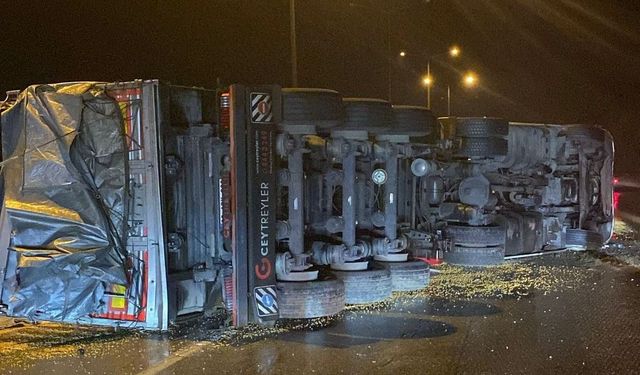 Osmaniye’de mısır yüklü kamyon devrildi: 1 yaralı