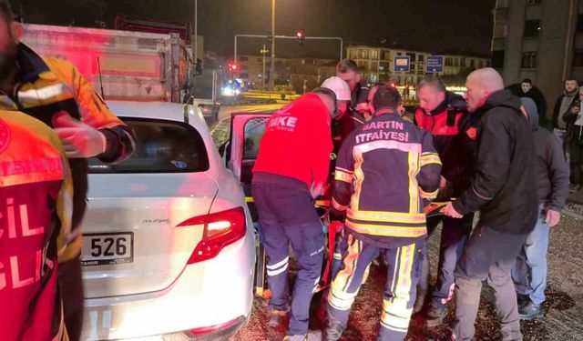 Otomobil tırın dorsesine saplandı:1 yaralı