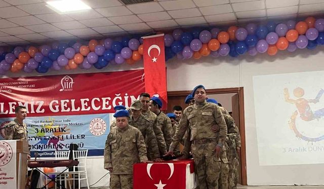 Özel bireyler askeri kamuflaj giyerek yemin törenine katıldı