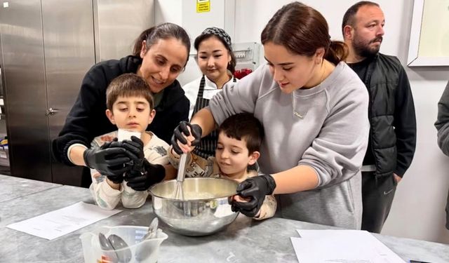 Özel bireyler mutfağa girdi, hem eğlendiler hem pişirdiler